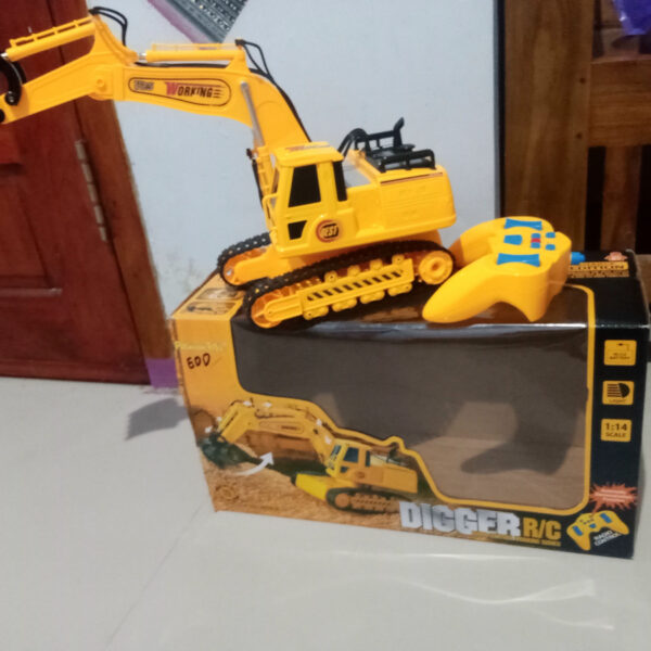 حفار يعمل بالتحكم عن بعد